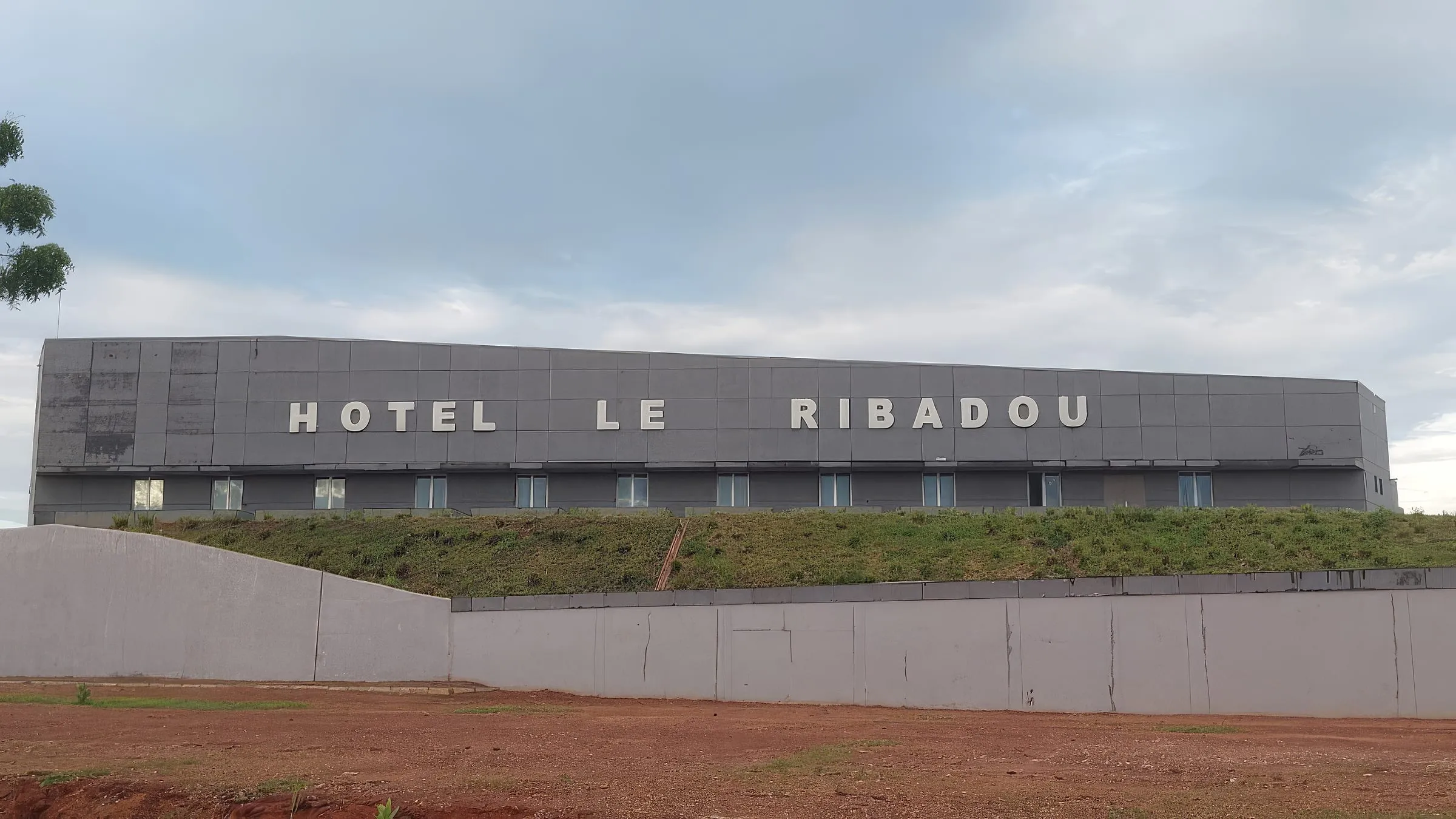 Façade de l’Hôtel Le Ribadou, Garoua